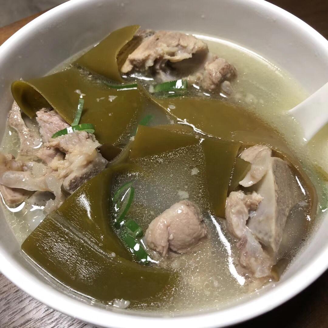 薯小妹新月做的排骨海带汤