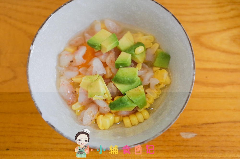 9个月以上牛油果虾仁鸡蛋饼的做法 步骤2