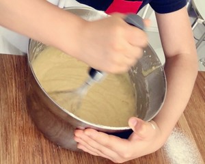 简单松软戚风蛋糕方子的做法 步骤3