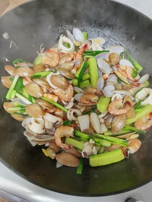 简单粗暴的海鲜大杂烩的做法 步骤6