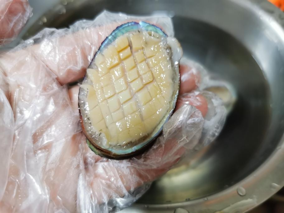 姐姐妹妹の番茄小碗装鲍鱼~小朋友轻松吃完一整只番茄(可搭配米饭做成捞饭)的做法 步骤3