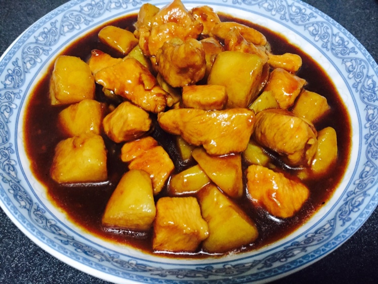 祝小团赚钱养活自己做的红烧鸡块炖土豆