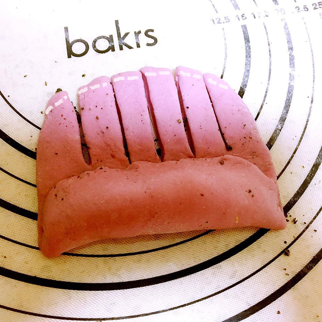 【无油黑芝麻馅紫薯卷（详细步骤、附卡路里）的做法步骤图】啾啾啾啾啾-制作