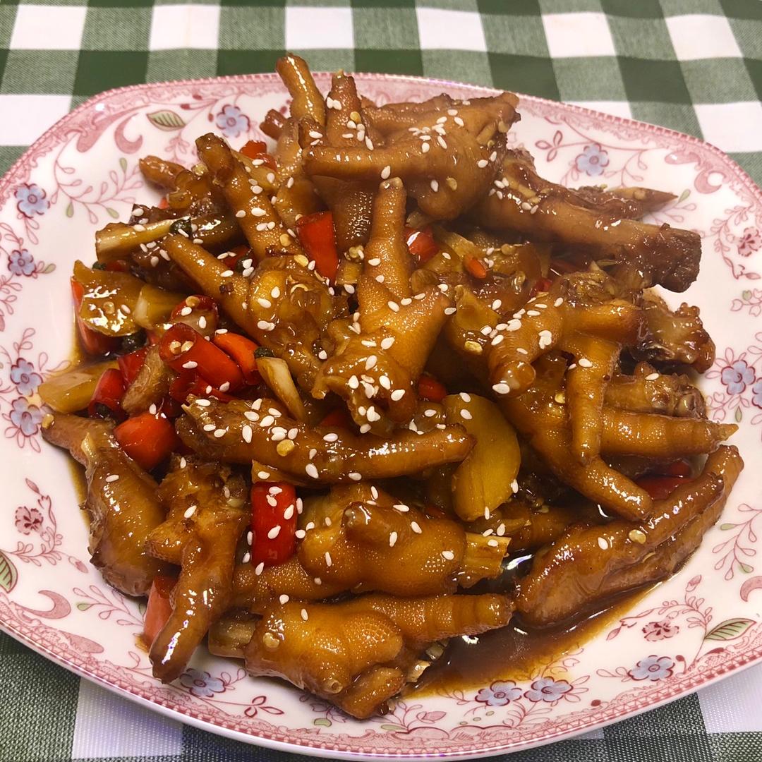 赞 鸡爪,小米椒,八角和桂皮,姜,酒酿汁,冰糖,油,盐,生抽,陈醋,鸡精(可