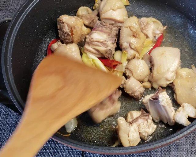 土豆炖鸡肉