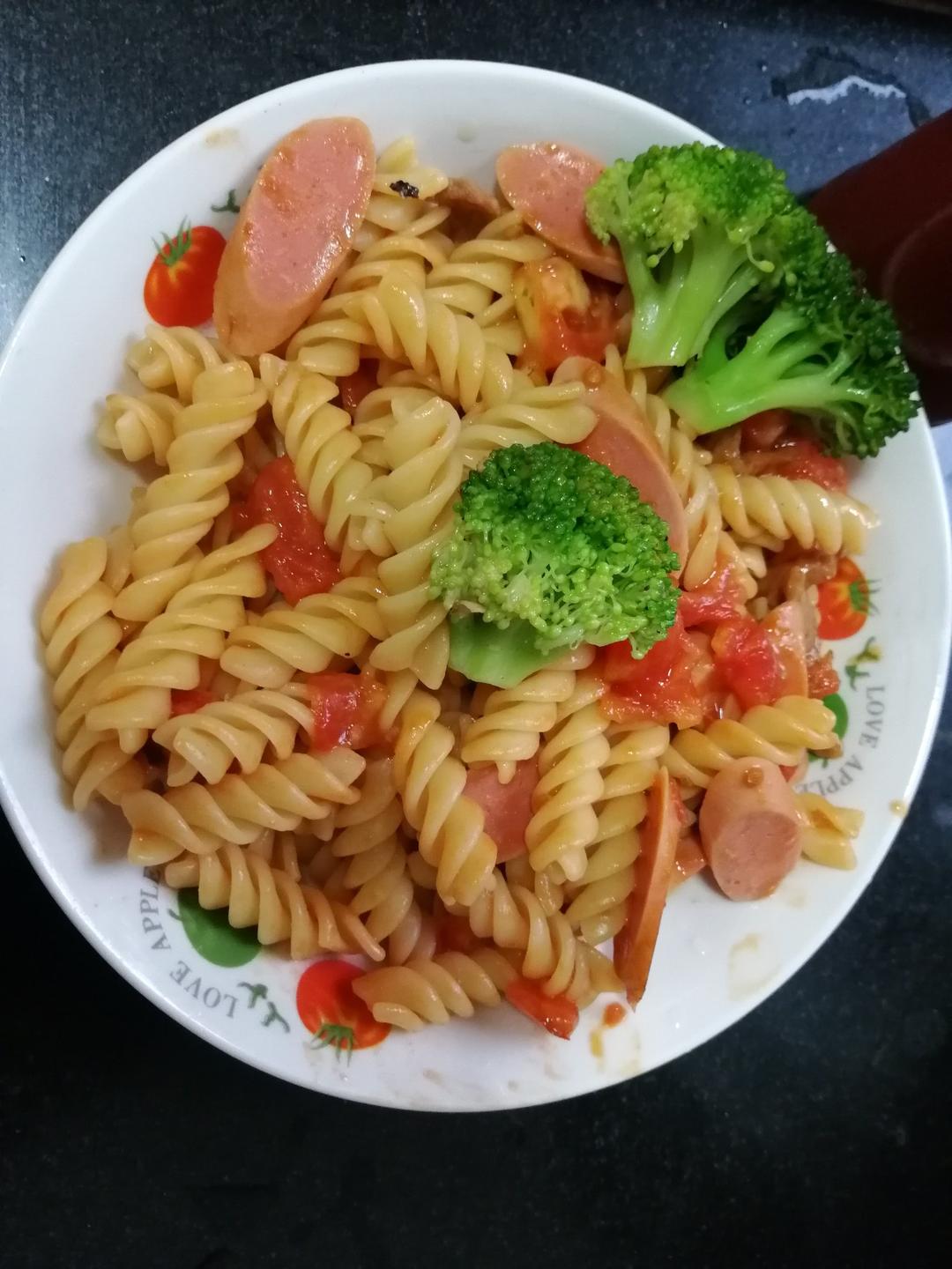 贪吃的小喵喵咪做的番茄肉酱意大利面