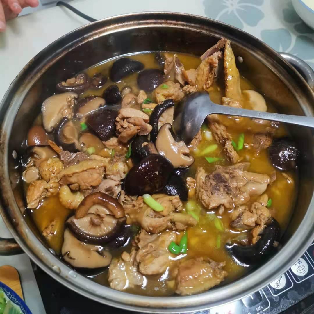 嘿我是小锅guo靖宜做的香菇炖鸡