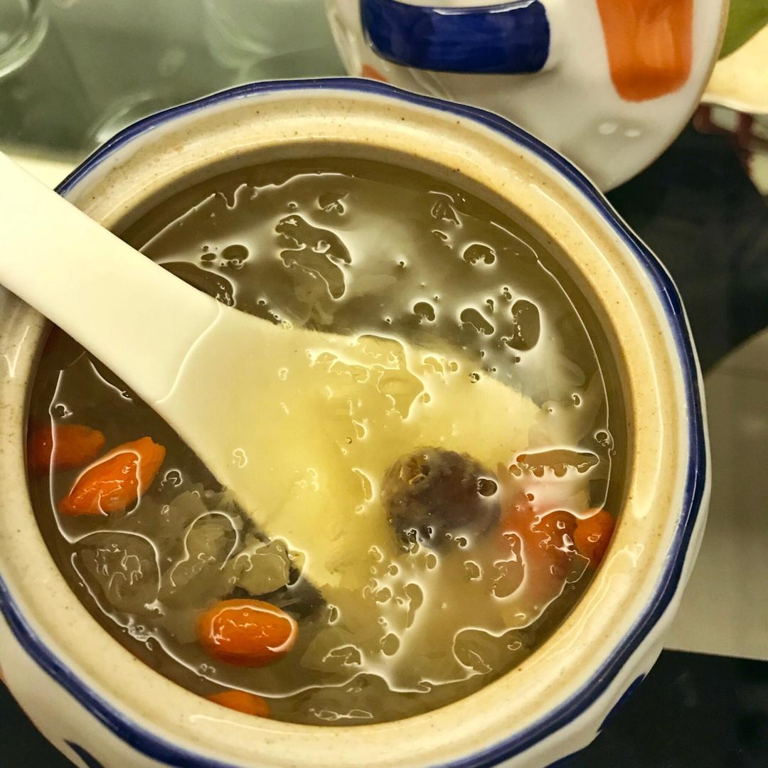 红心火龙果干做的银耳燕窝羹