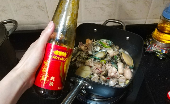 鲍鱼花螺焖鸡蒸米饭松散图片