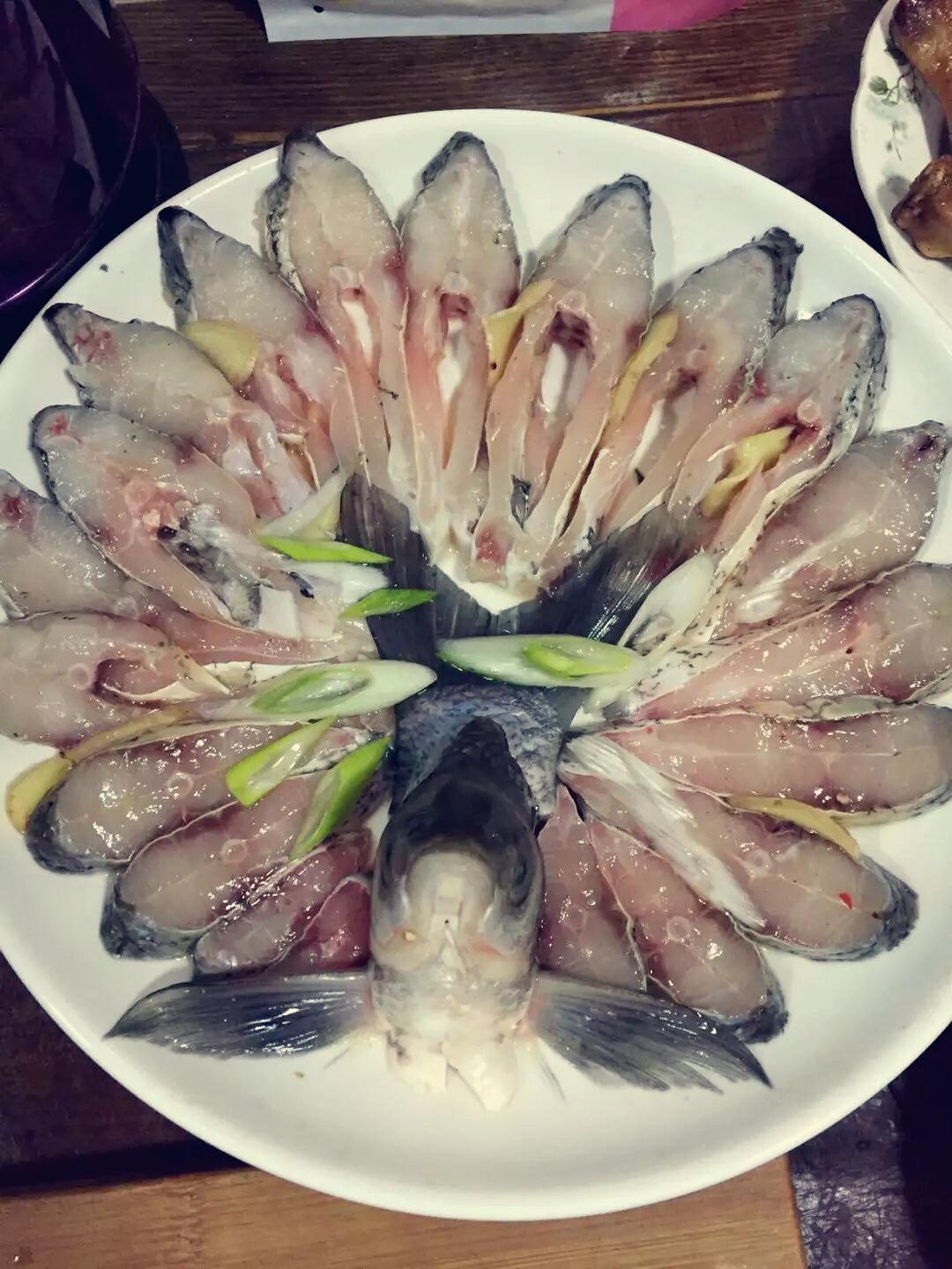 孔雀开屏鱼 草鱼一条 切成片 用料酒 少许盐 胡椒粉 腌制一会 然后摆