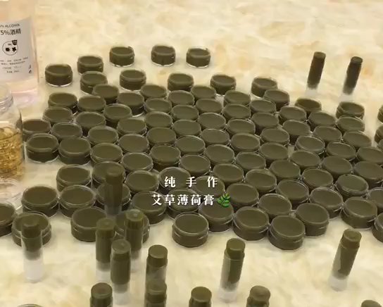 夏天店里蚊子超级多,突发奇想想着尝试自己做个天然蚊子膏。所以就有了纯天然自种自给的艾草和薄荷?艾草薄荷膏的做法