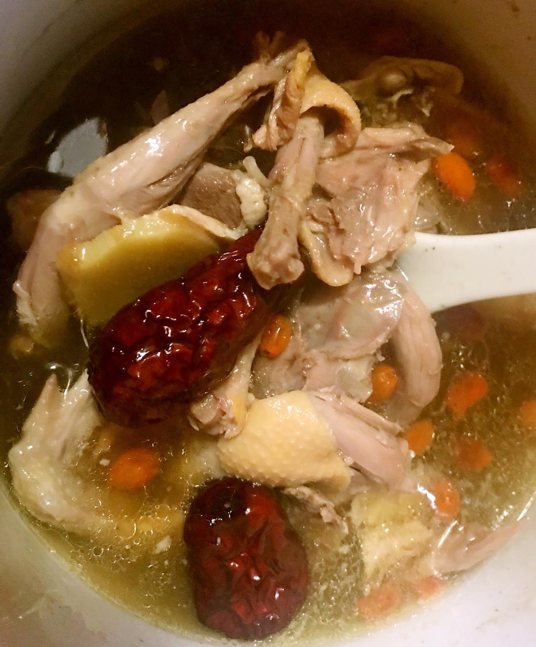 吃货麦兜爱美食做的红枣枸杞乳鸽汤