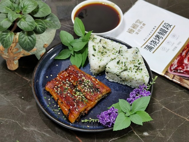 鳗鱼伴饭团??一人份的做法