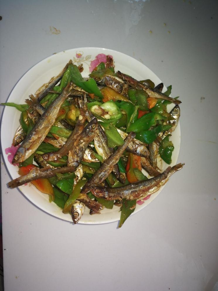 辣椒炒小河鱼的做法