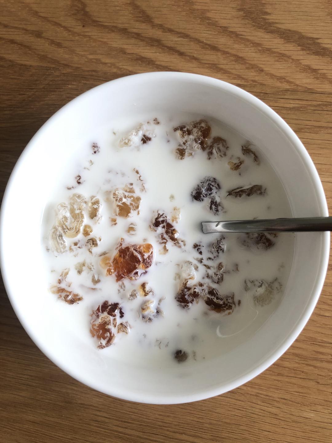 简单好吃的桃胶牛奶