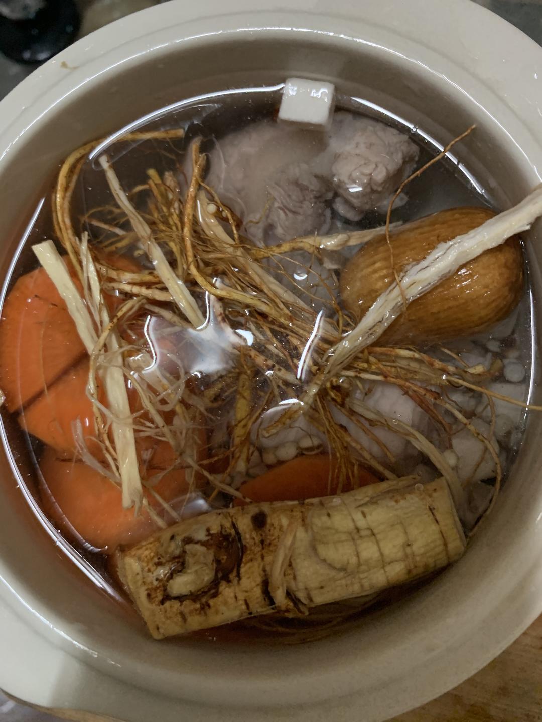 五指毛桃猪骨汤