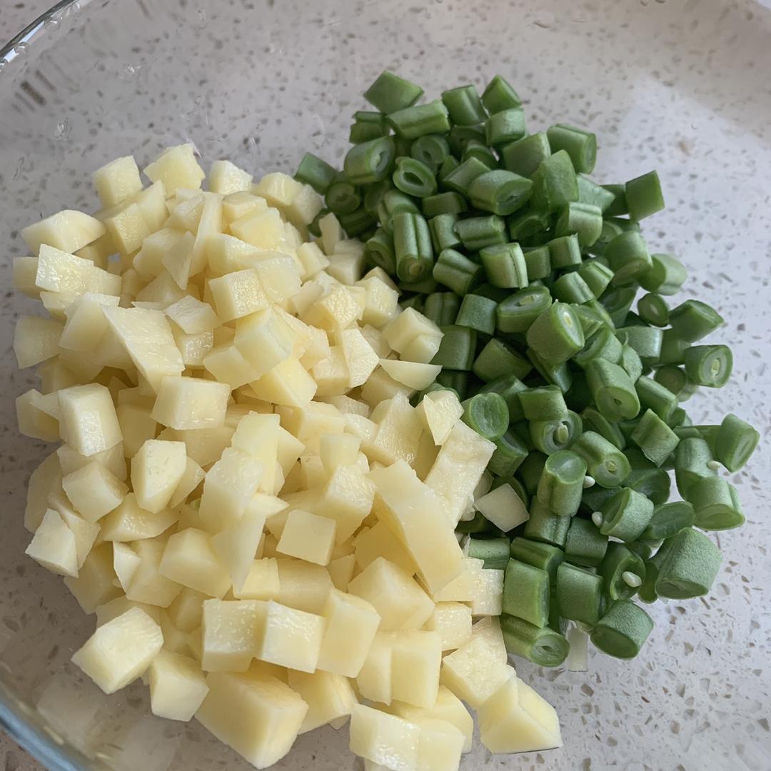 家常土豆豆角盖饭的做法 步骤1