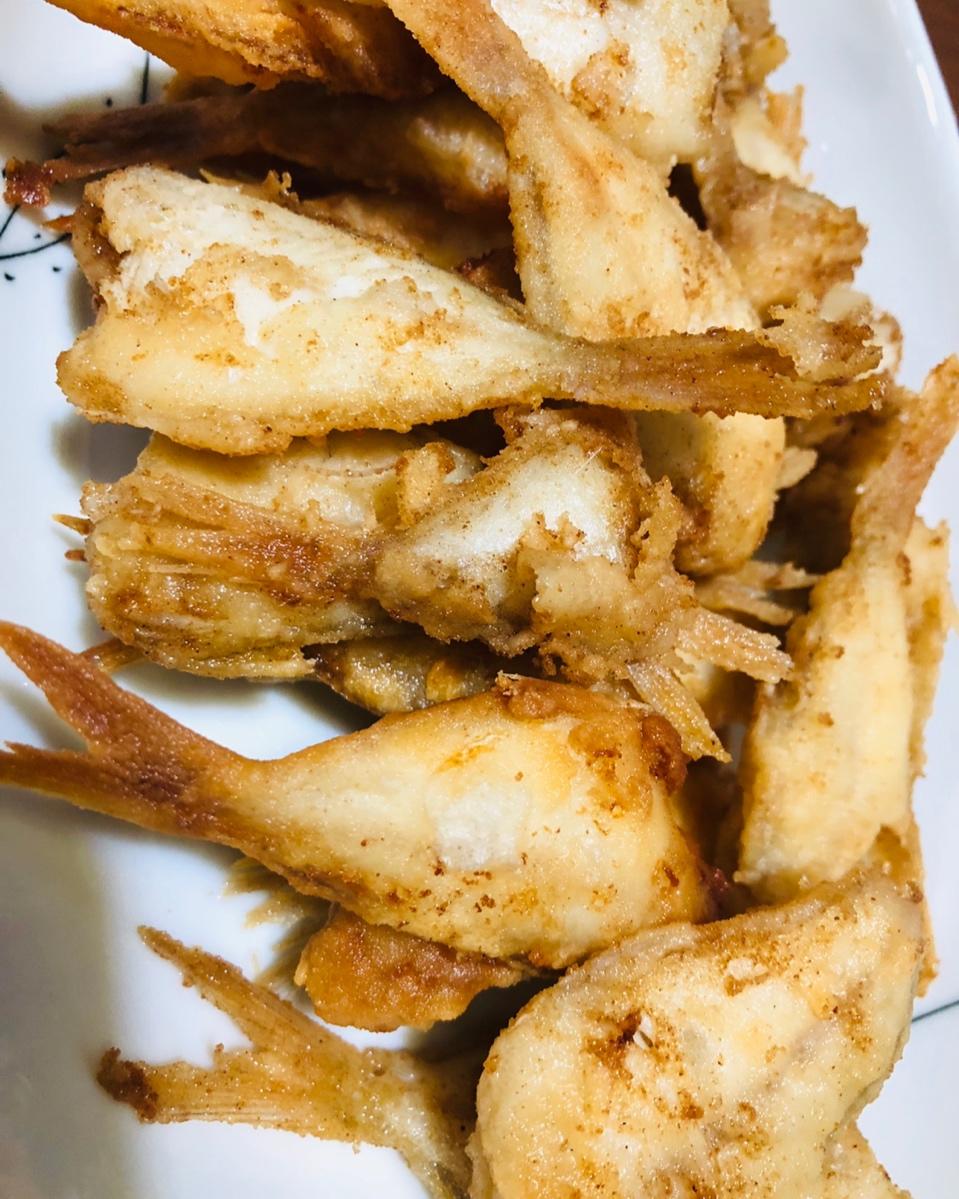 菲小宝做的吃鱼不吐骨头(炸扒皮鱼/炸小鱼)