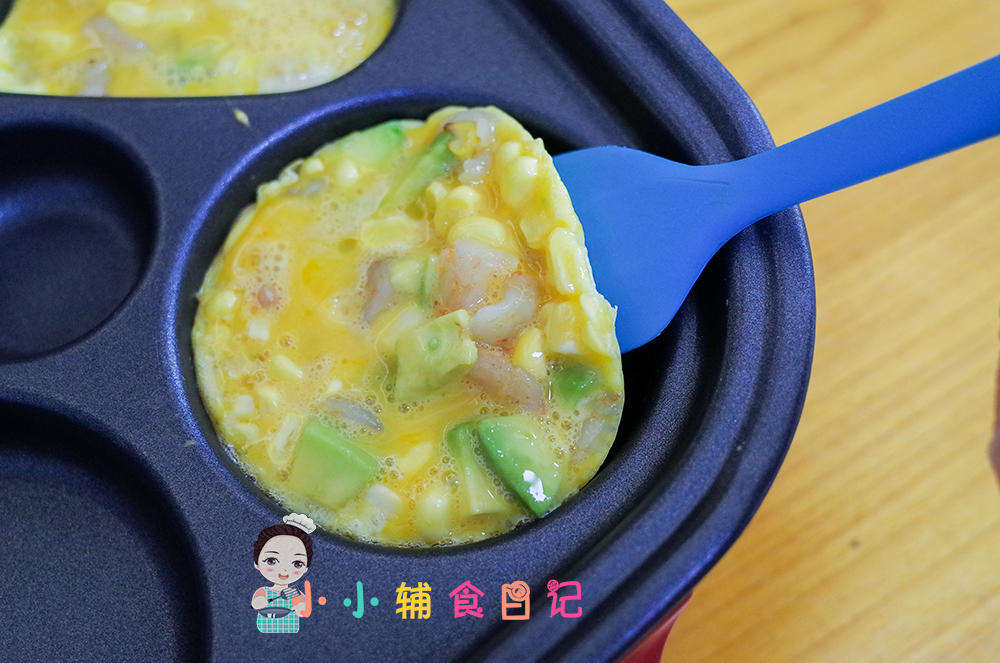 9个月以上牛油果虾仁鸡蛋饼的做法 步骤4