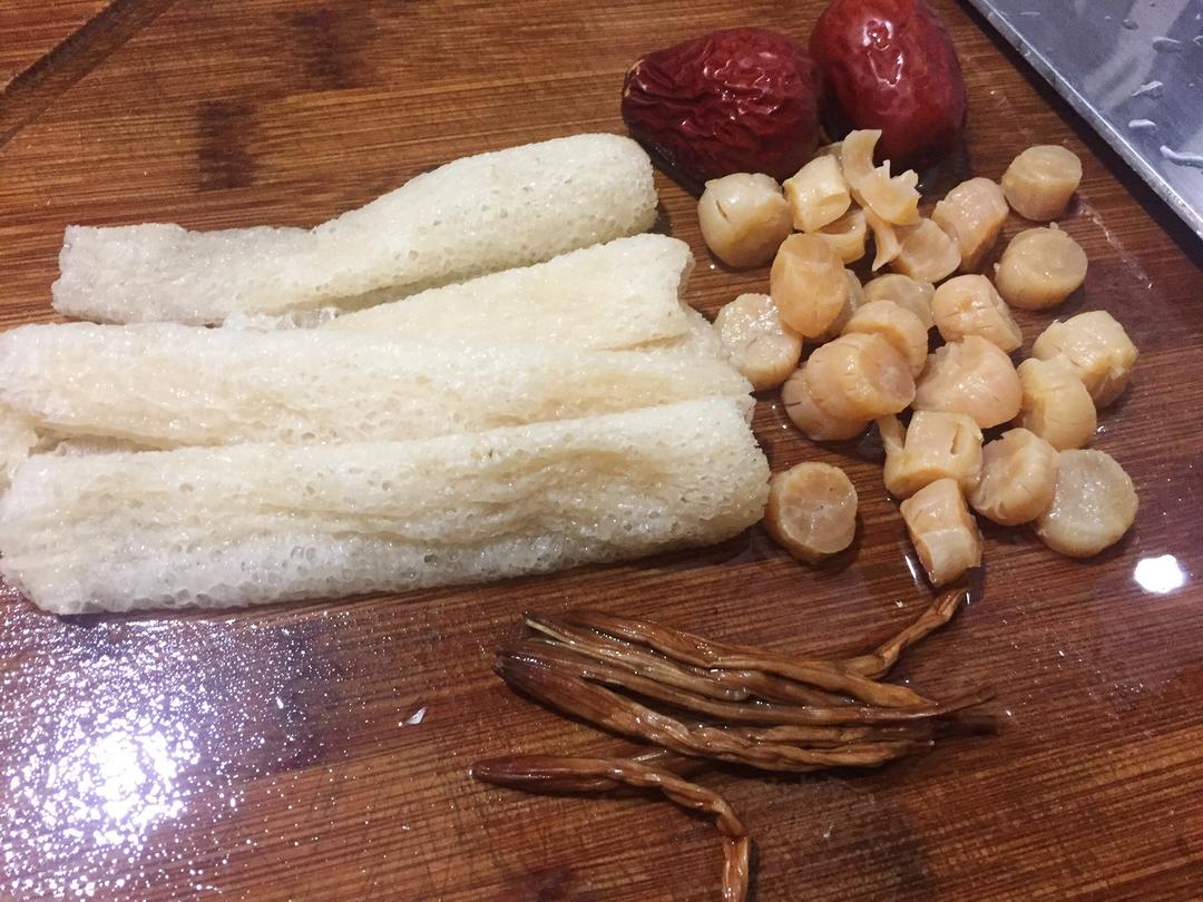 瑶柱黄花炖鸡汤