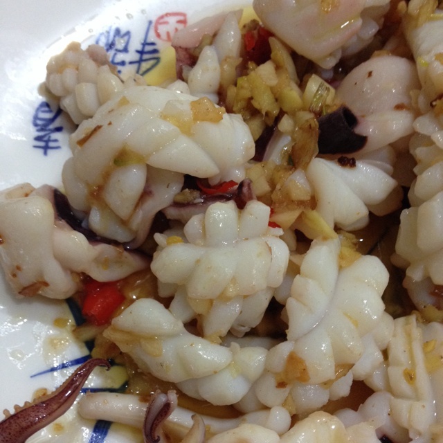 油泡麦穗鱿 皮波波做的油泡麦穗鱿 赞 鲜鱿鱼,鱼露,高汤,蒜茸,姜茸