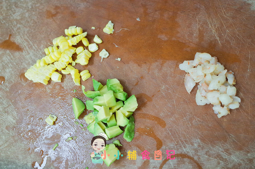 9个月以上牛油果虾仁鸡蛋饼的做法 步骤1