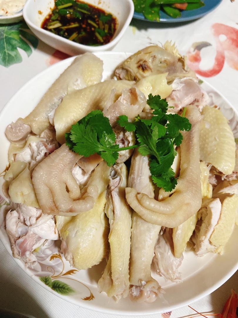 不够黄 赞 三黄鸡,姜,大葱,八角,白芷,啤酒,香油,生姜,大蒜,香菜梗