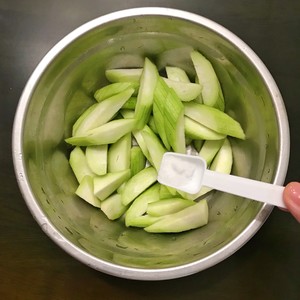 晶莹剔透的丝瓜炒虾仁鸡蛋的做法 步骤2
