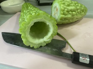 私房汤:苦瓜蛤蜊黄豆排骨汤的做法 步骤3