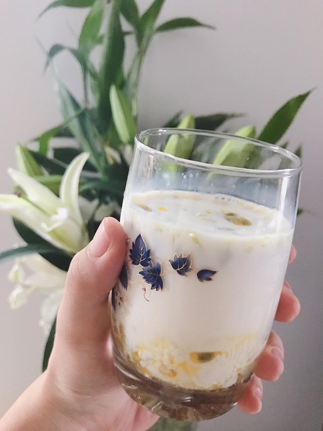 百香果蜂蜜牛奶饮