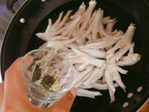 夏日必吃藤椒脱骨鸡爪的做法 步骤2
