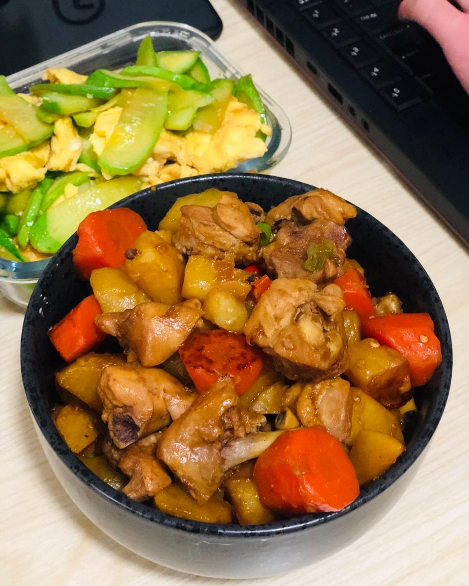 权妞爱志龙做的土豆胡萝卜炖鸡块
