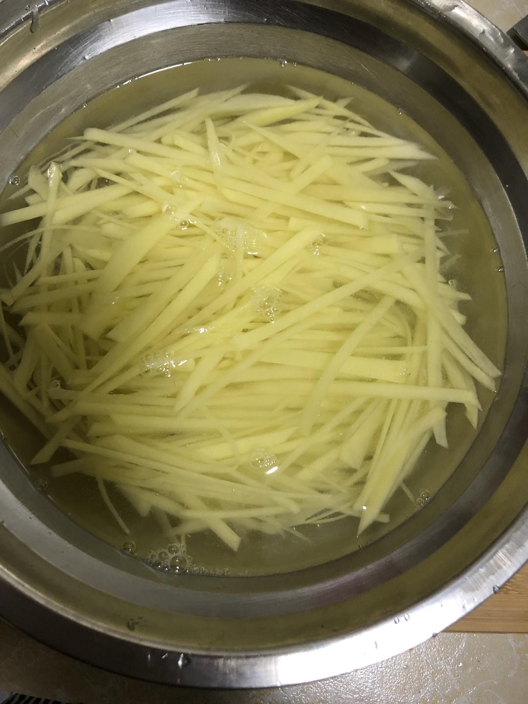 万能土豆之青椒土豆丝
