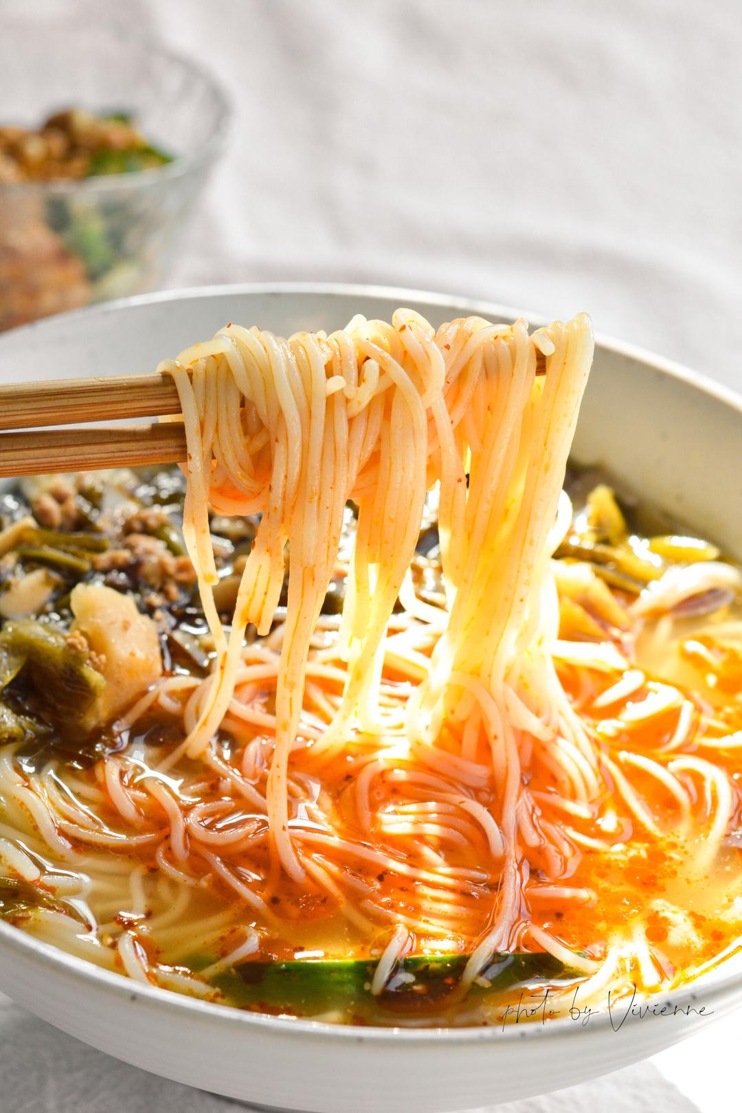 面条 老坛酸菜米粉盛入碗中撒辣椒油,香葱