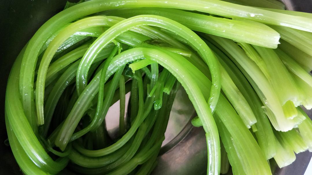 猪肉芹菜馅饼的做法 步骤2