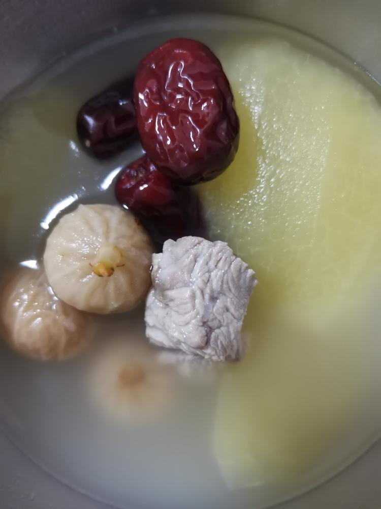 酸酸甜甜就是我—无花果红枣苹果瘦肉汤