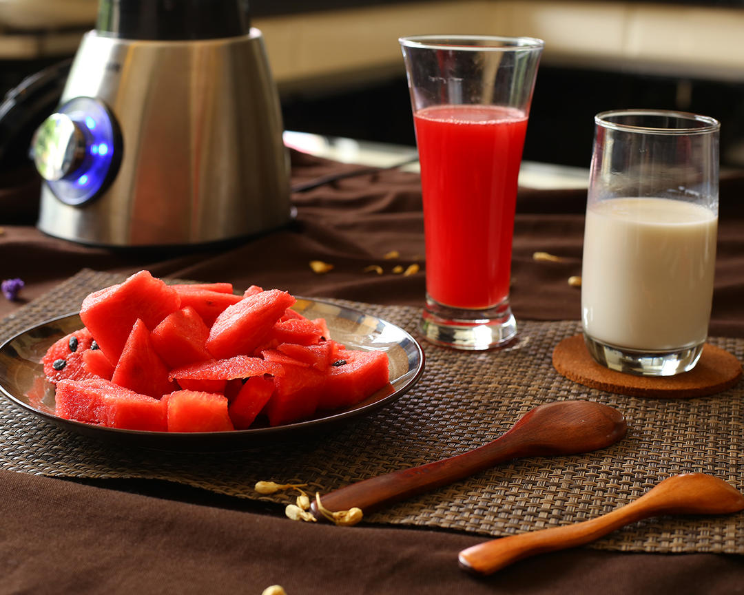 【牛奶西瓜汁的做法步骤图,牛奶西瓜汁怎么做