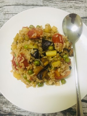 香菇圣女果炒饭的做法 步骤3
