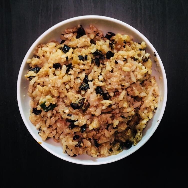 丫丫鱼要减肥做的豆豉鲮鱼炒饭