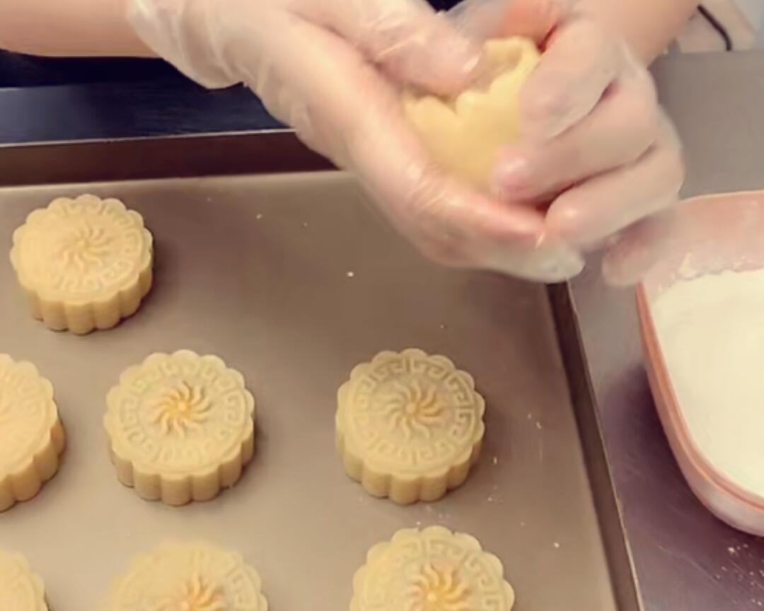 莲蓉蛋黄月饼的做法 步骤7