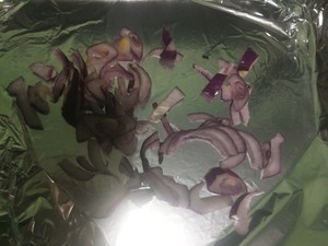 新房最下面铺上姜片,粉丝,出售,放上腌制好的蒜末,铺上剁椒,鱼头,烤盘玉环洋葱屿大麦浇汁图片