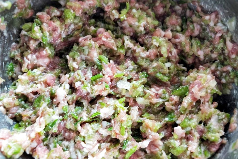猪肉芹菜馅饼的做法 步骤3