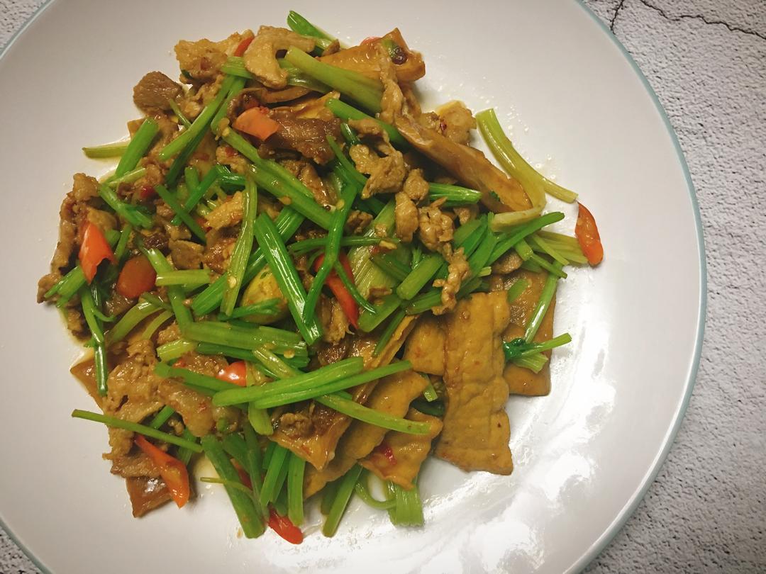 芹菜香干炒肉的做法 步骤9