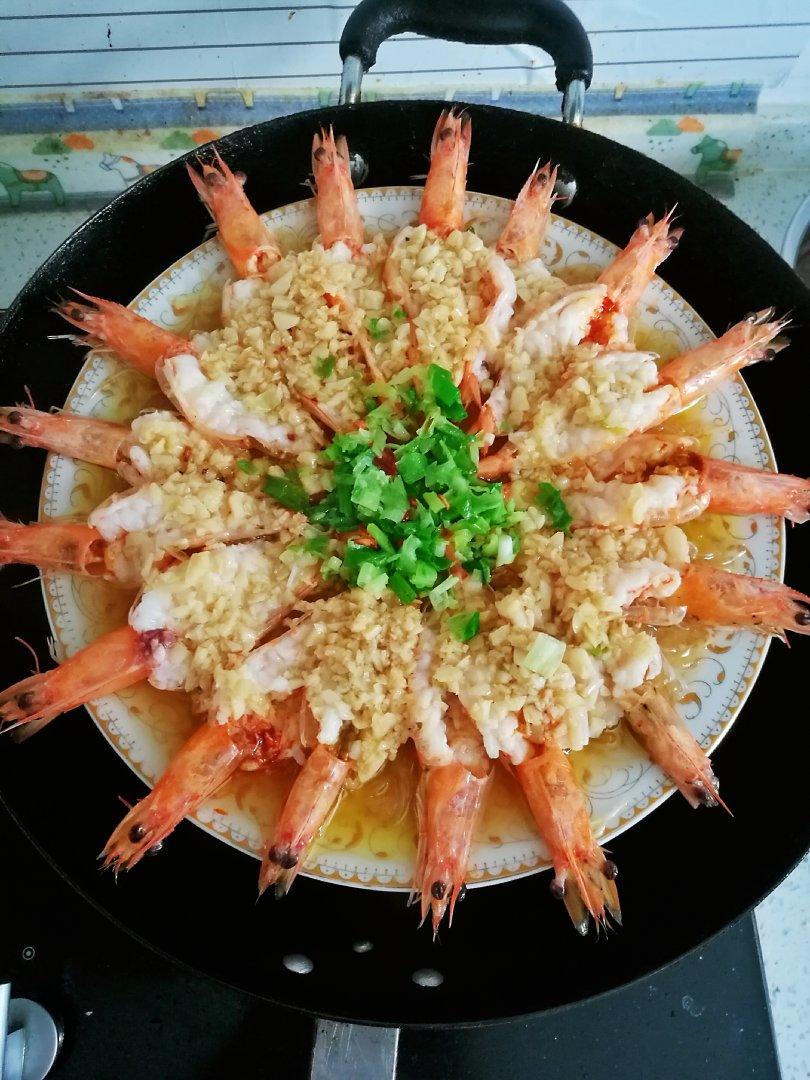 丫丫夏日景色做的蒜蓉粉丝蒸虾