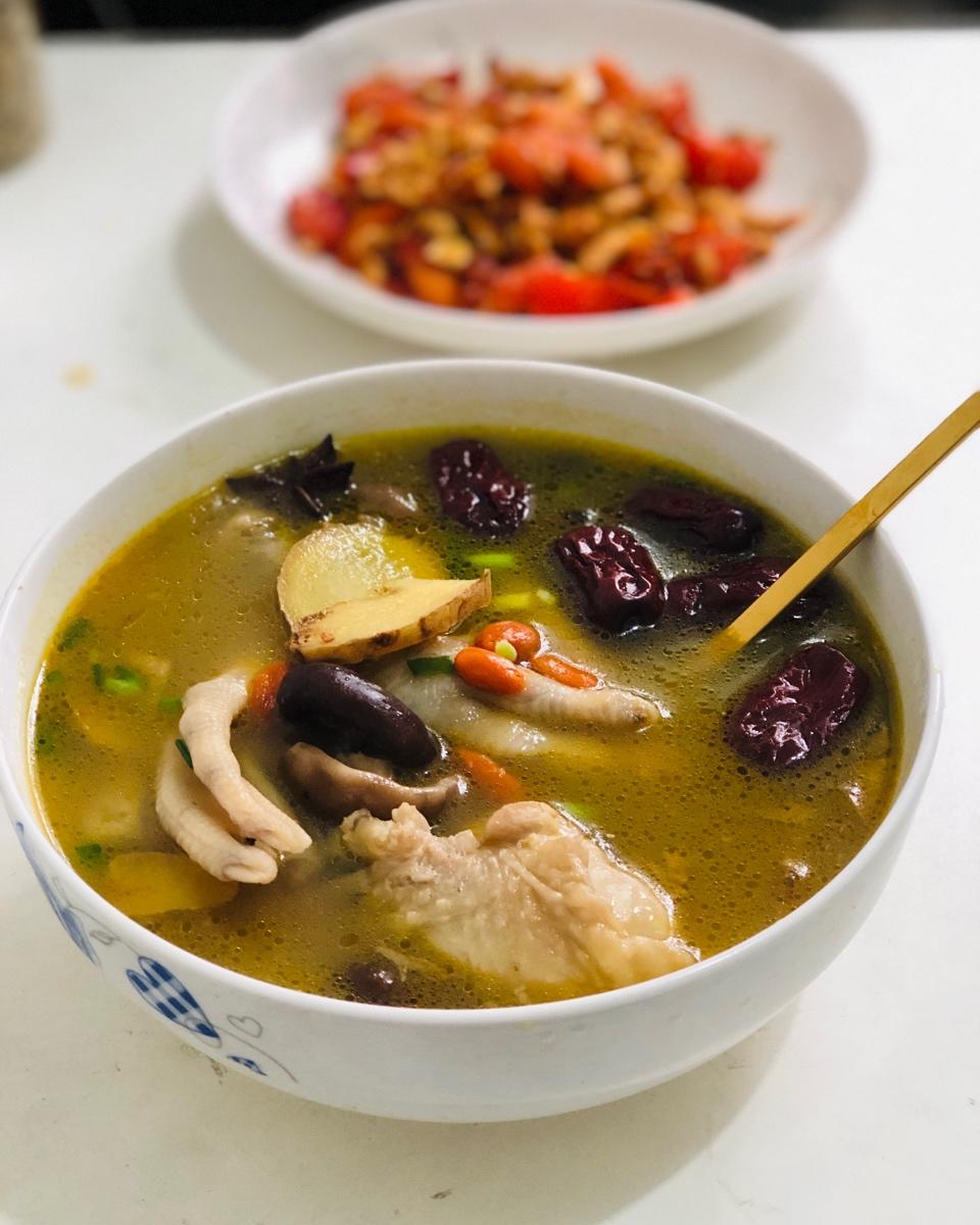 可爱觉煮做的家庭版乌骨鸡汤