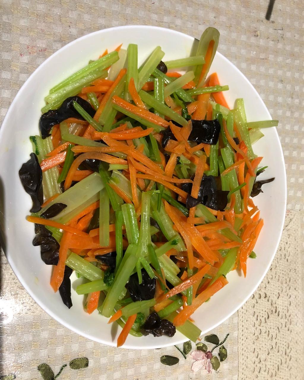 黑木耳,芹菜,胡萝卜鸡蛋馅的做法