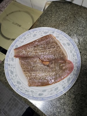 潮汕风味之不用翻面普宁豆酱半煎煮鱼的做法 步骤1