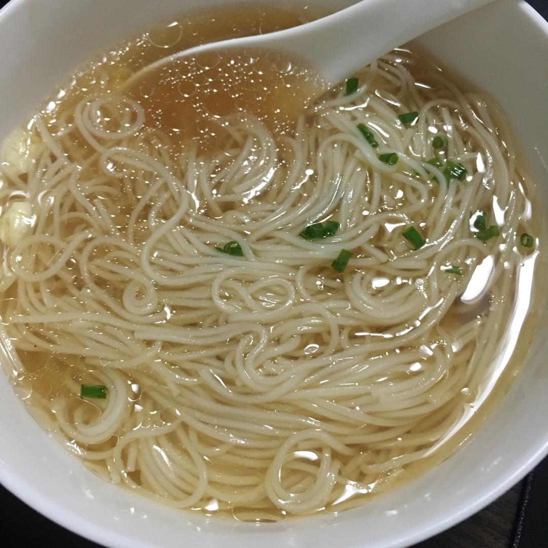 面条 清汤面 皮拉美奇诺做的清汤面  赞 干或湿的小细面,葱,油,醋