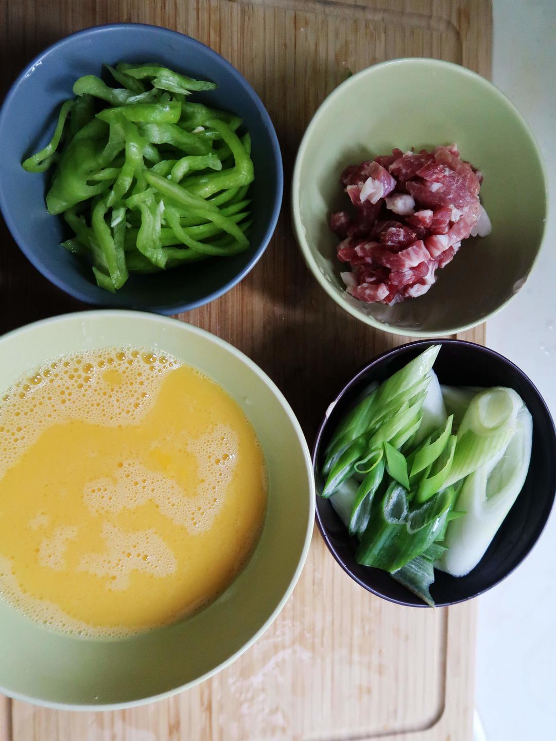 快手午餐便当饭盒——尖椒肉丝和大葱炒蛋