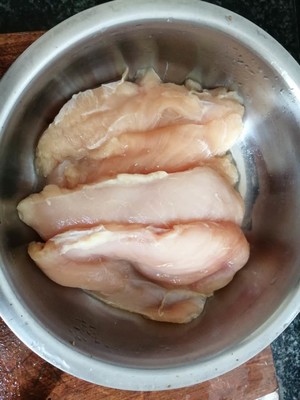 Grilled chicken breast with red pepper butter 红辣椒黄油烤鸡胸肉的做法 步骤1